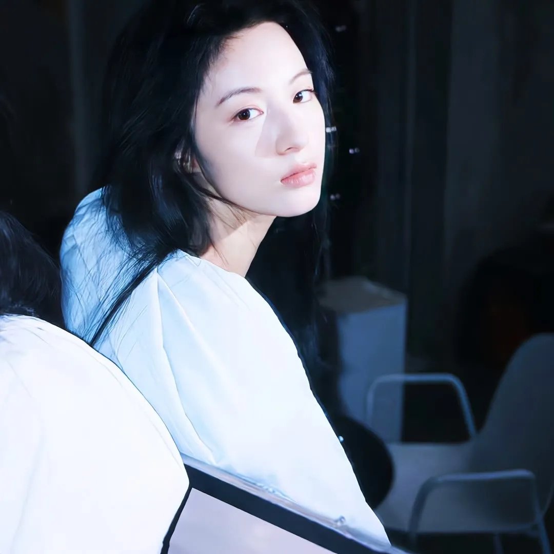 她赤脚走过荆棘地